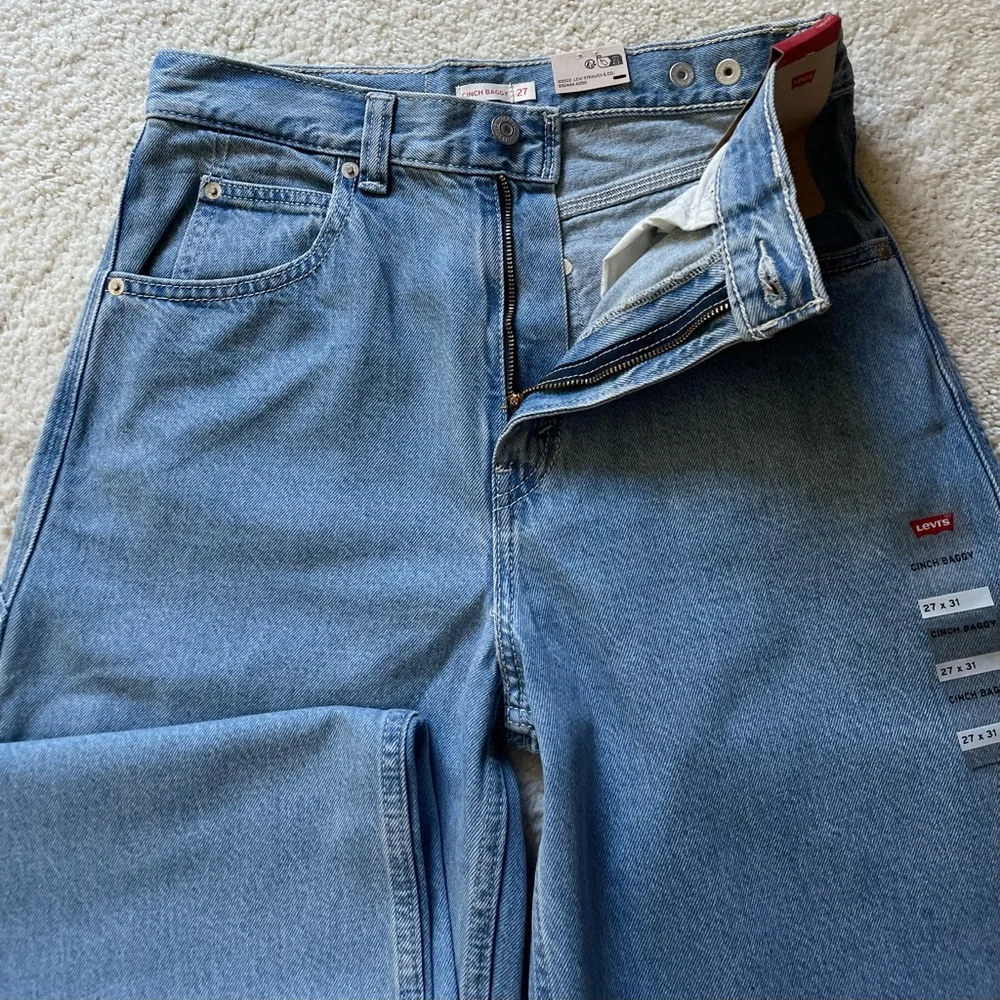 NWT Levi's Cinch Baggy High Rise Cargo Women's Jeans Size 27/31 - Picture 3 of 12